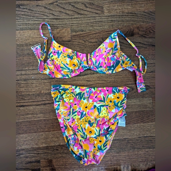 Ann Cole Bikini with matching cover up - Picture 3 of 9